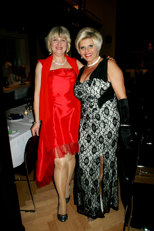 Gabi und Manuela in schillernden Ballkleidern.JPG