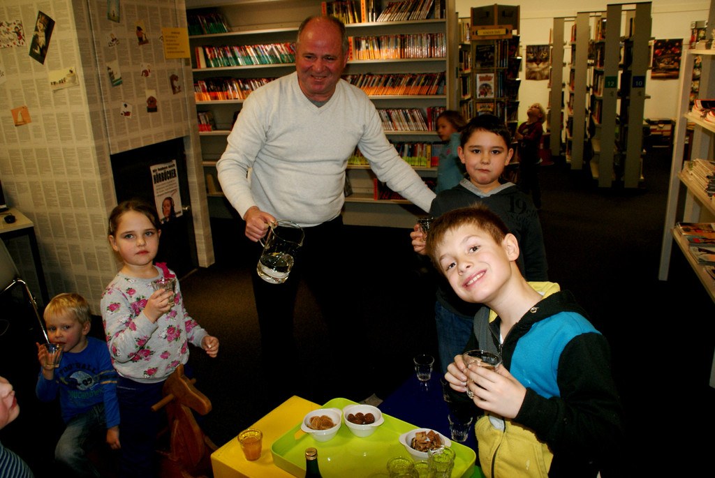 Dieter reicht Erfrischungen.JPG