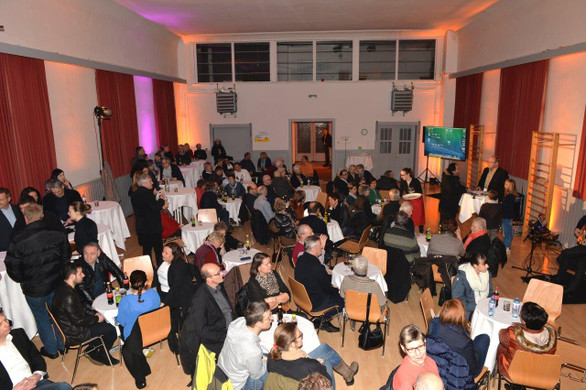 081 Diskussion im Vereinshaus.jpg