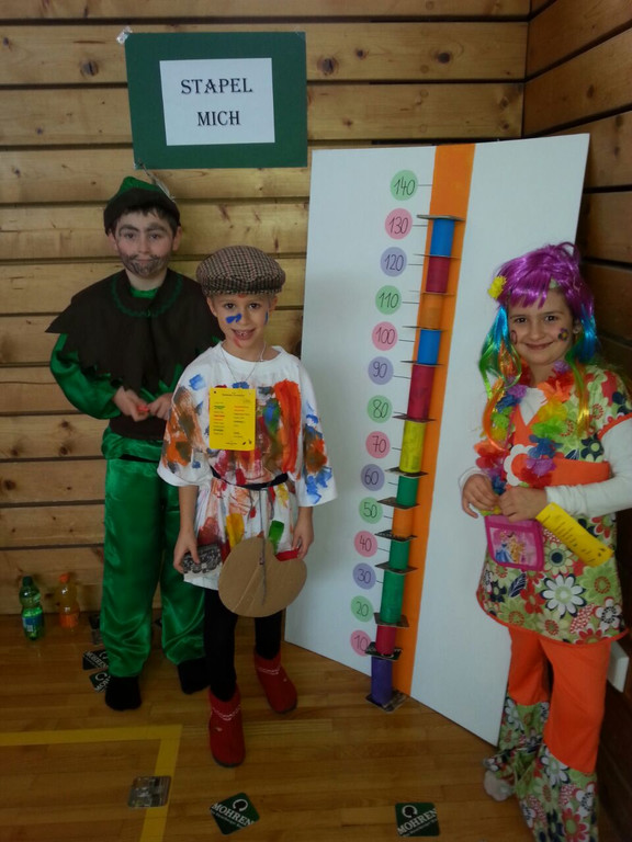 Kinderfasching Kunterbunt 2015 Stapel mich.jpg