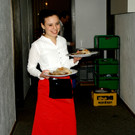 Alexandra serviert den k__stlichen Braten.JPG