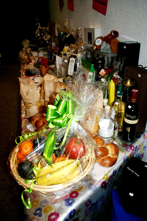 Tolle Preise bei der Tombola.JPG