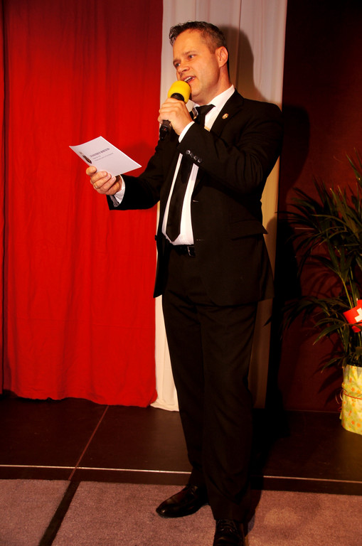 Alfons Mathis begr____te die Ballg__ste.JPG