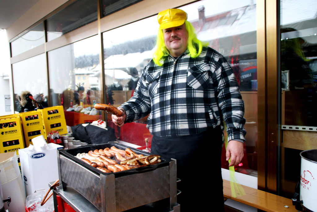 Von der B__rgermusik Klaus wurden knackige W__rstl gebraten.JPG
