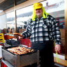 Von der B__rgermusik Klaus wurden knackige W__rstl gebraten.JPG