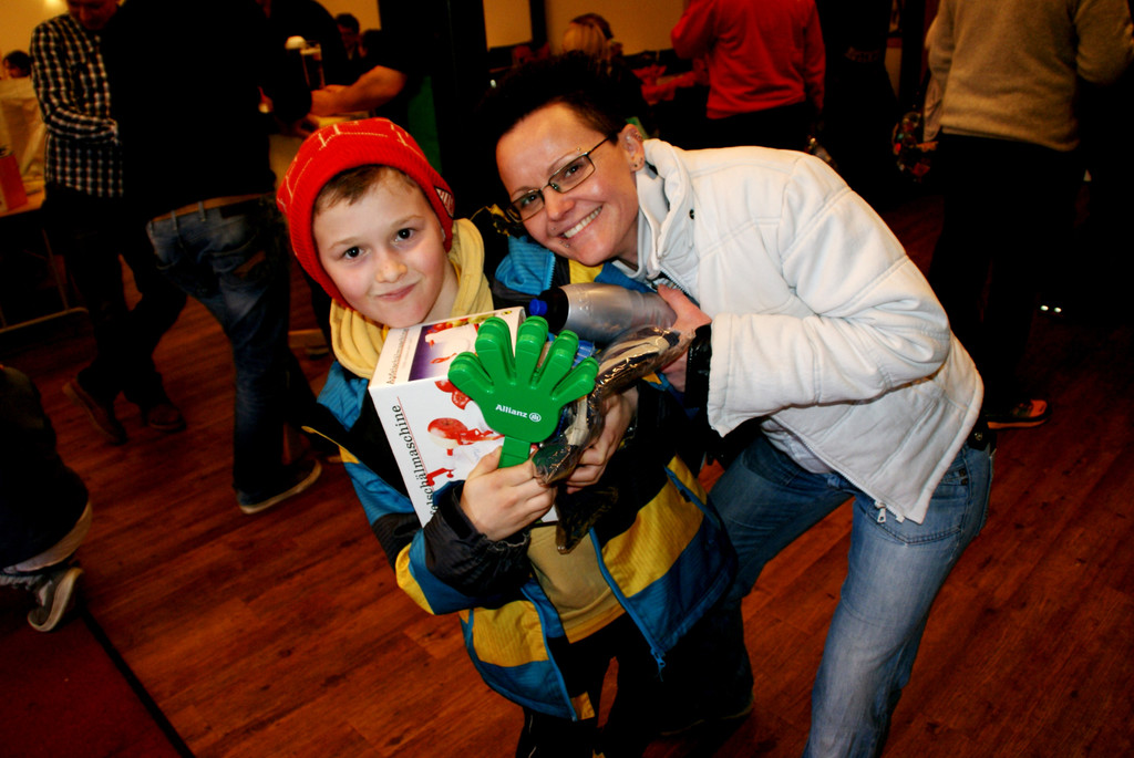 Ricardo r__umte bei der Tombola ab_ mit Mama Corinna.JPG