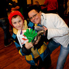 Ricardo r__umte bei der Tombola ab_ mit Mama Corinna.JPG