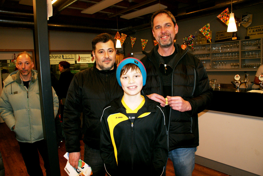 Zafer Yildirim und Martin Stadlobber mit dem Sieger der zwei VIP-Karten_ Mikael _12_.JPG