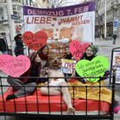  VGT protestierte in Bett auf der MaHü gegen Pelz