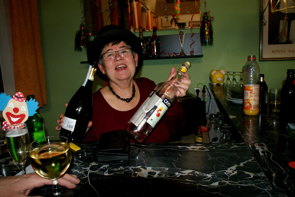 Rosmarie mimte die Barmaid.JPG