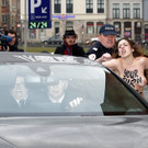 Vor Prozess: Femen-Aktivistinnen stürzten sich auf Dominique Strauss-Kahns Auto