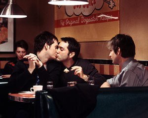 An der 7. Stelle: die erste Folge von "Queer as Folk", der ersten schwulen TV-Serie Europas