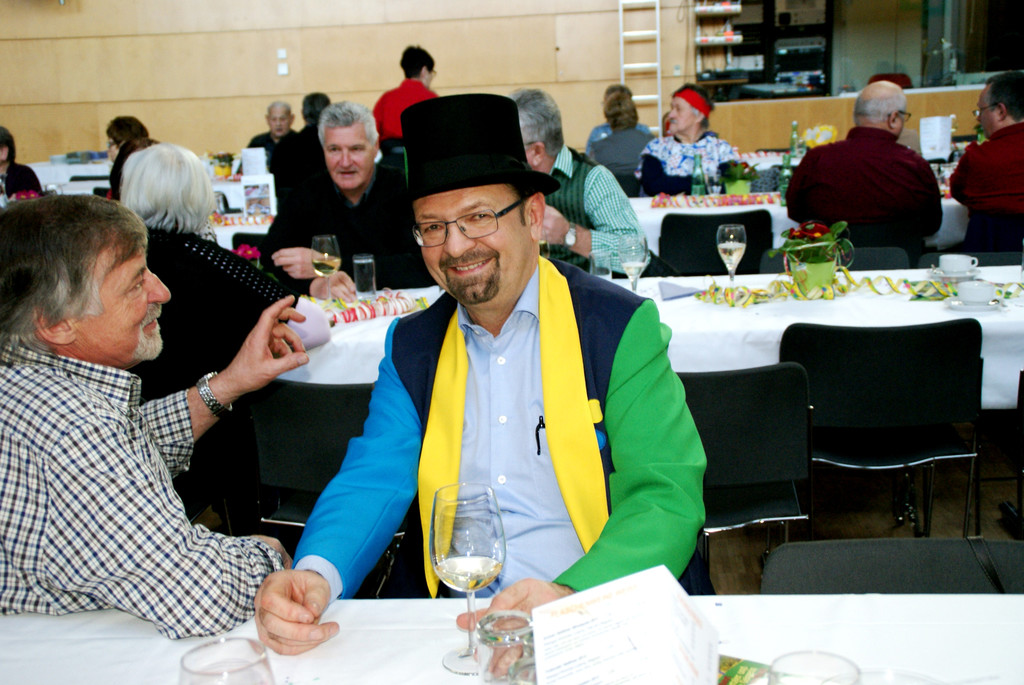 Rainer Siegele feierte mit den Pensionisten.JPG