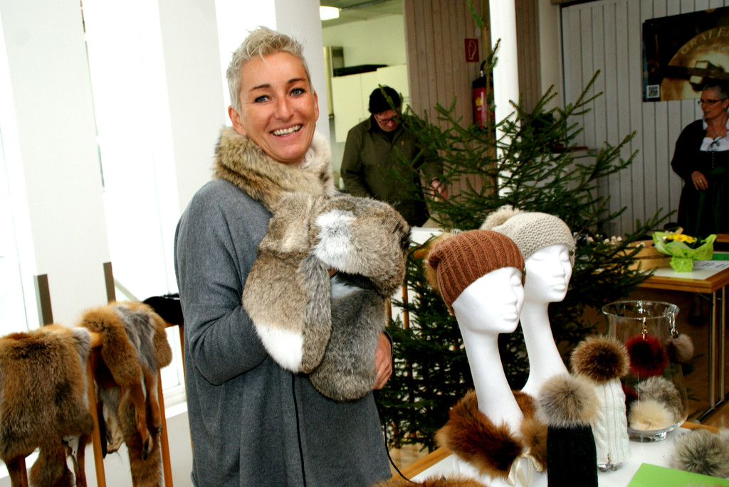 Claudia Bein mit einer Hasenfell-M__tze.JPG