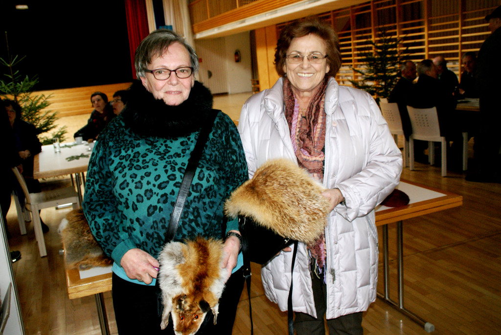 v_li_ Ingelore J__ger und Elfriede Brugger mit schmucken Felltaschen.JPG