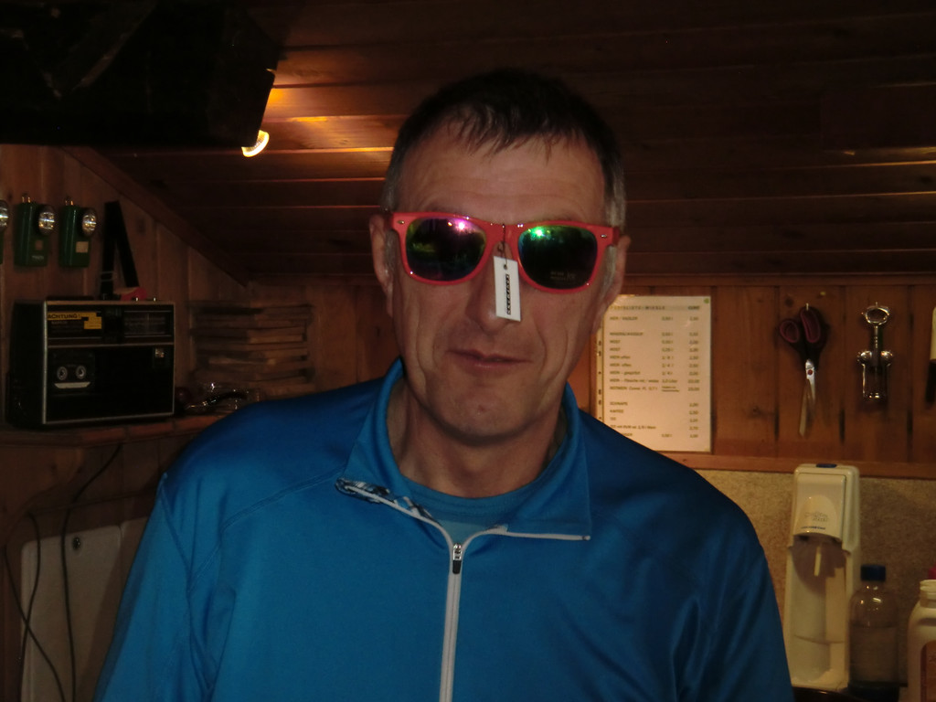 Bruno mit seinem Preis.JPG
