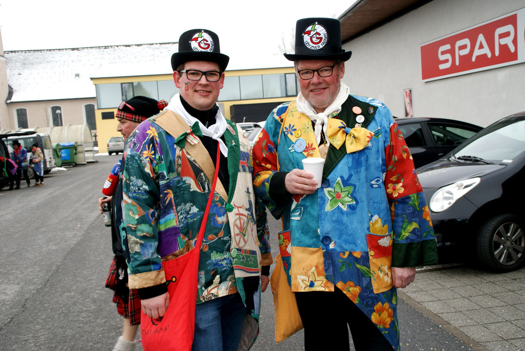 Werner Huber mit Sohn Edgar_ unterwegs mit der G__tzner Fasnacht.JPG