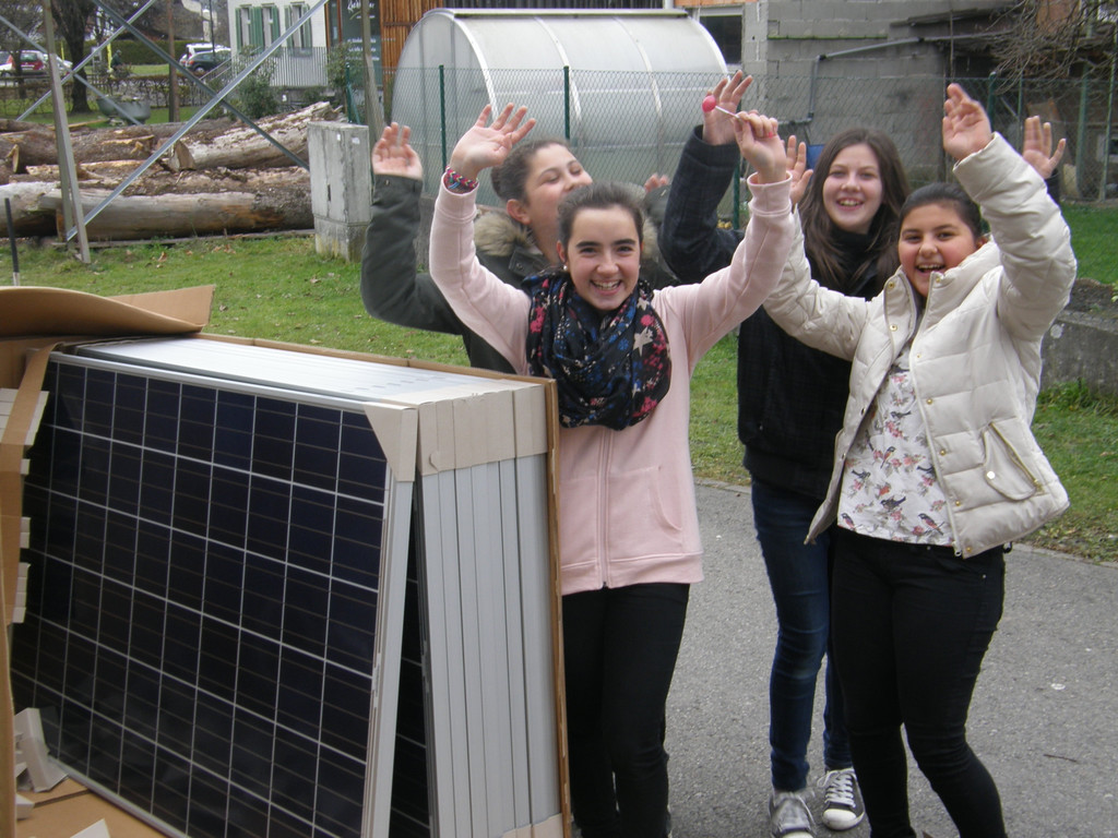 PV Module und Sch__lerinnen _2_.JPG