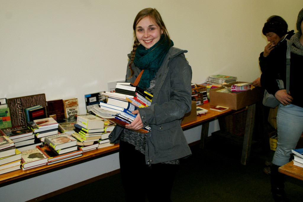 Larissa hat einen Stapel B__cher gefunden.JPG