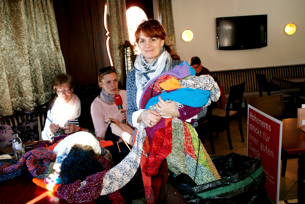 Barbara __he-Kirchner zeigt stolz das Kunstwerk.JPG