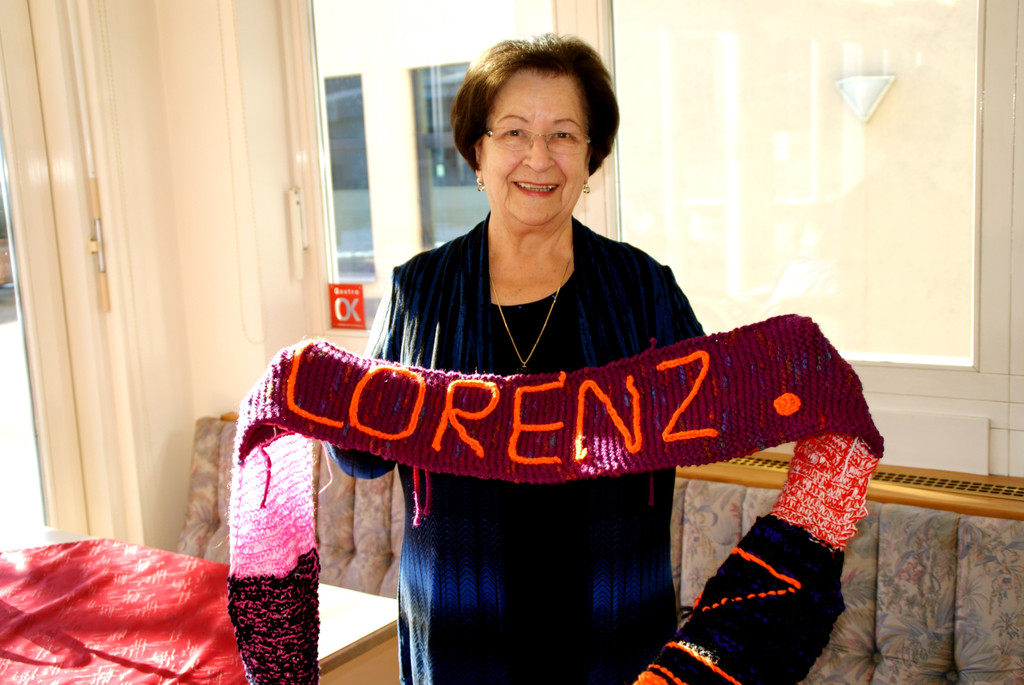 Helga Obwegeser _Caf__ Lorenz_ zeigt stolz das Gemeinschaftswerk.JPG