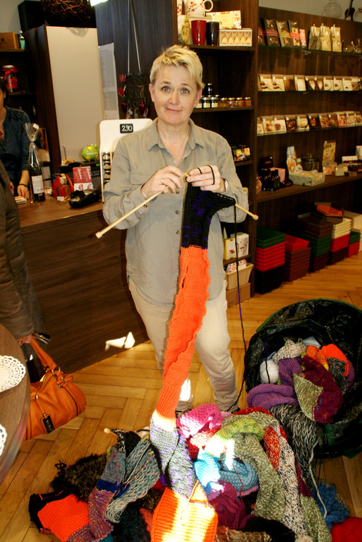 Jasmine kommt ins Lusthaus um zu stricken.JPG