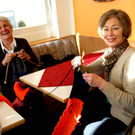 v_li_ Edith Rusch und Lynda Hilbe _sie strickt s__dafrikanisch_ im Caf__ Lorenz.JPG