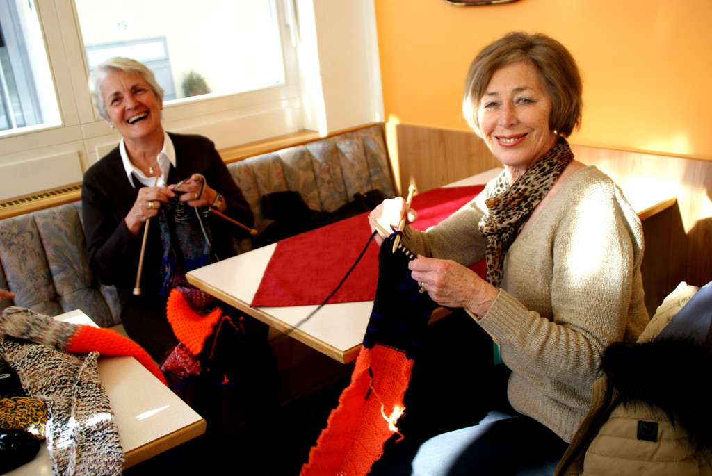 v_li_ Edith Rusch und Lynda Hilbe _sie strickt s__dafrikanisch_ im Caf__ Lorenz.JPG