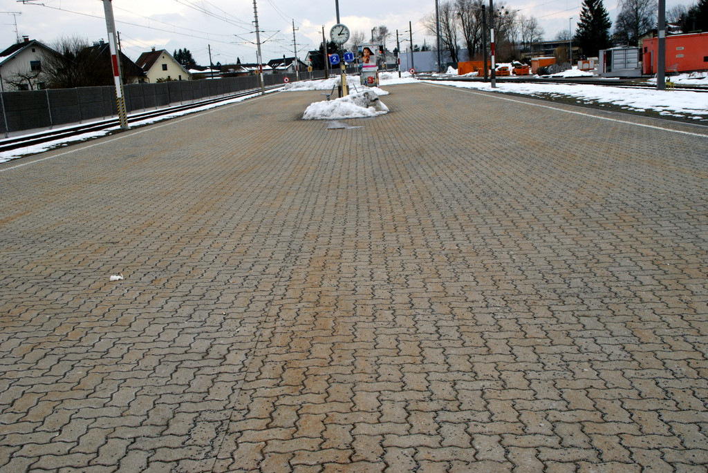 Der Mittelbahnsteig wird __berdacht_ auch wird es eine Wartekoje geben.JPG