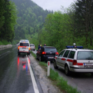 Auto stürtzt über Böschung