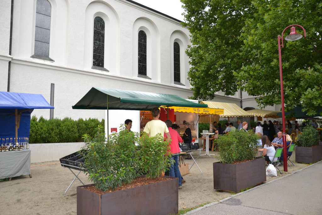 G__tzner Wochenmarkt in der Marktstra__e.JPG