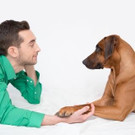 Laurent Amann kommuniziert mit Hund.jpg