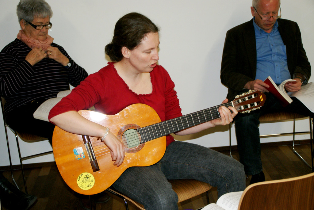 Notburga Langat begleitete auf der Gitarre.JPG