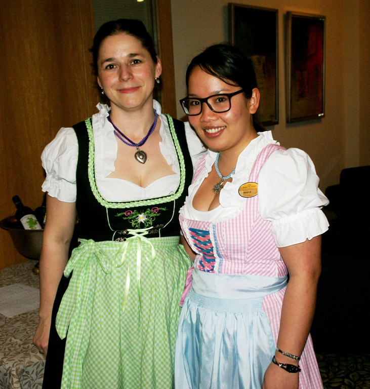 Andrea und Gina k__mmerten sich um das Wohl der G__ste.JPG