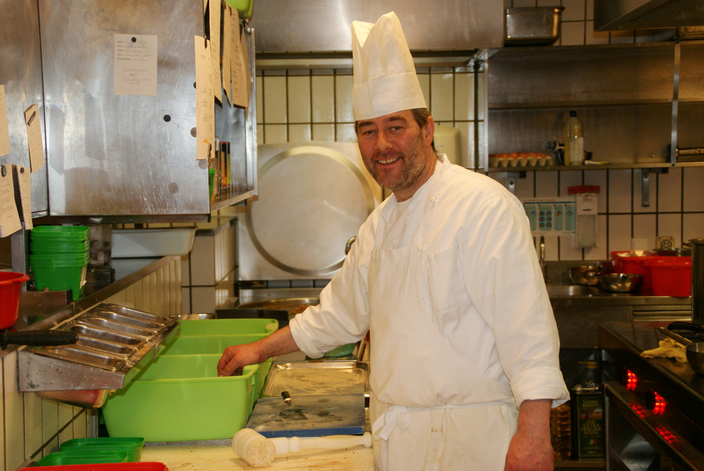 Horst Gerold regiert in der K__che.JPG