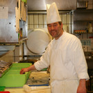 Horst Gerold regiert in der K__che.JPG