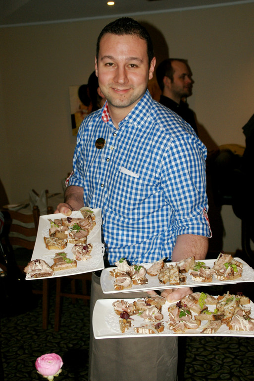 Marc mit k__stlichen H__ppchen.JPG