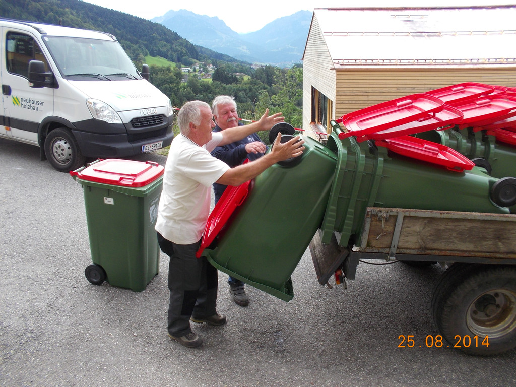 Auslieferung Papiertonne mit Senioren _2_.JPG