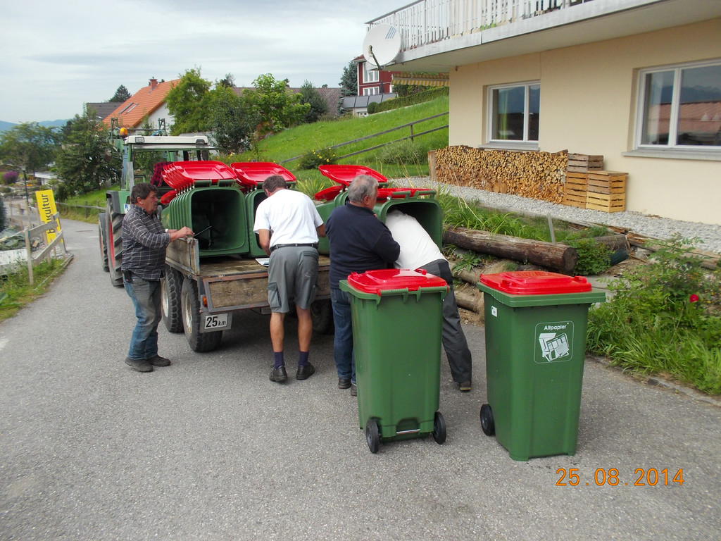 Auslieferung Papiertonne mit Senioren _1_.JPG