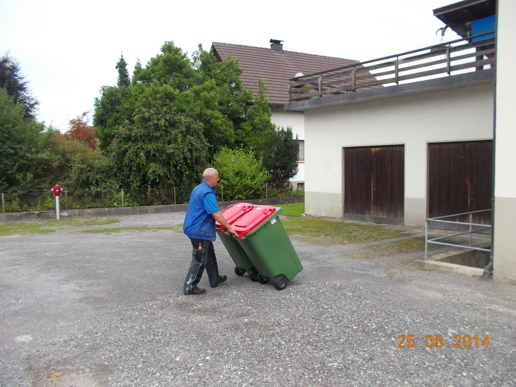 Auslieferung Papiertonne mit Senioren _4_.JPG