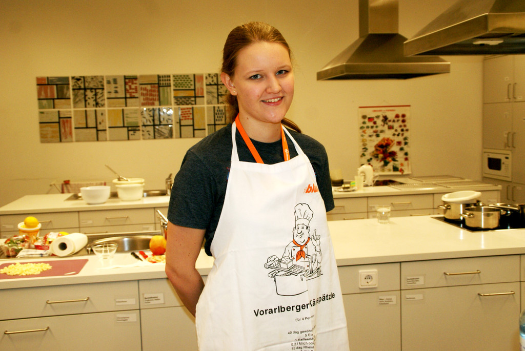 Christina mimte die K__chenhilfe.JPG