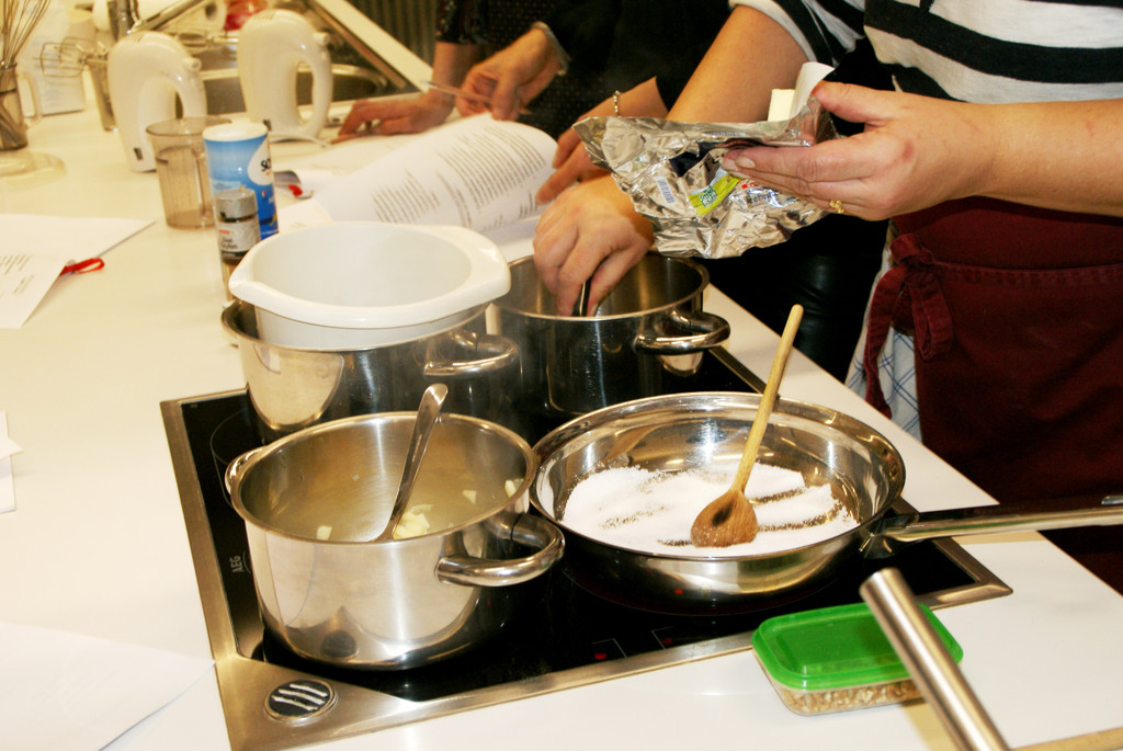 Die Butter in die Pfanne_ den Zucker karamellisieren.JPG