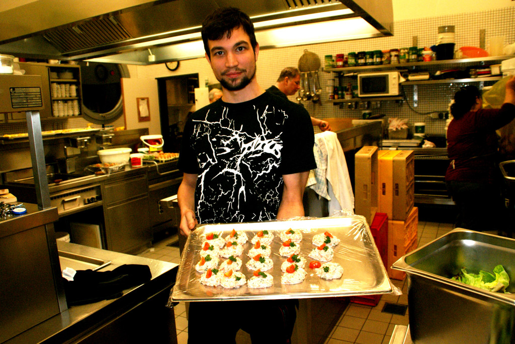Justin mit Fischnockerln.JPG