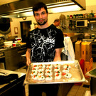 Justin mit Fischnockerln.JPG