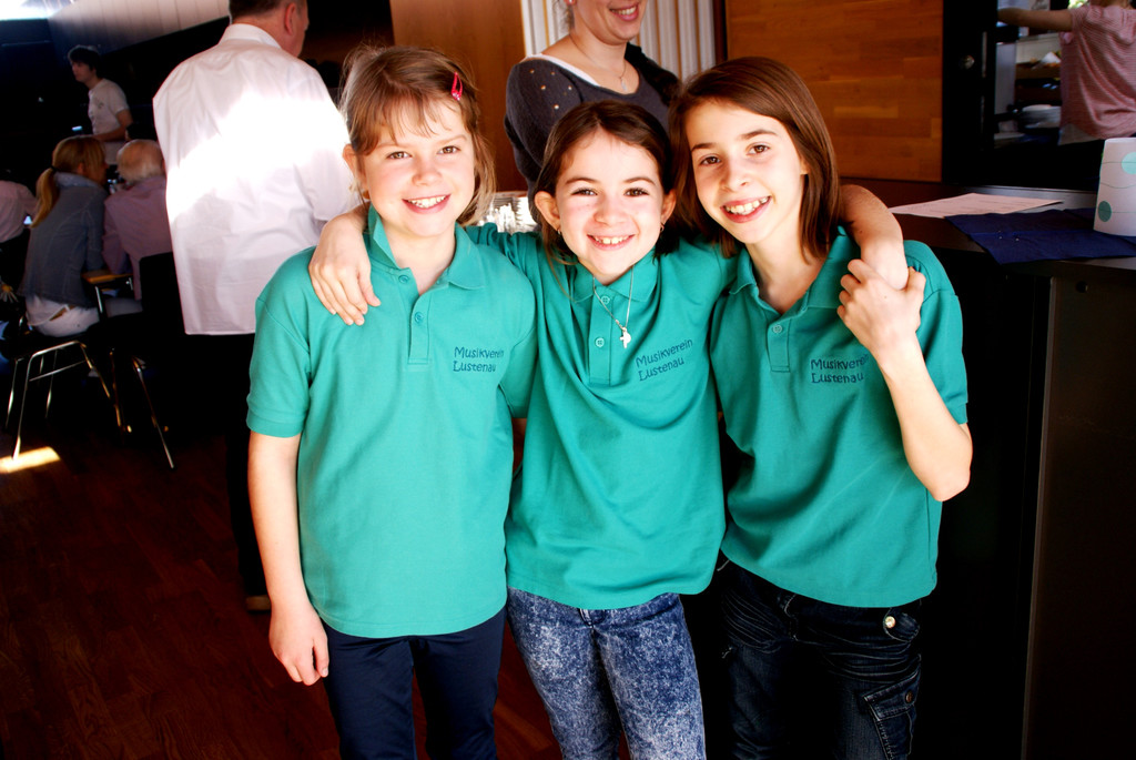 v_li_ Laura_ Sophie_ Elena.JPG