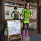 Frauenfigur und Tafel vor Pfarrheim.jpg