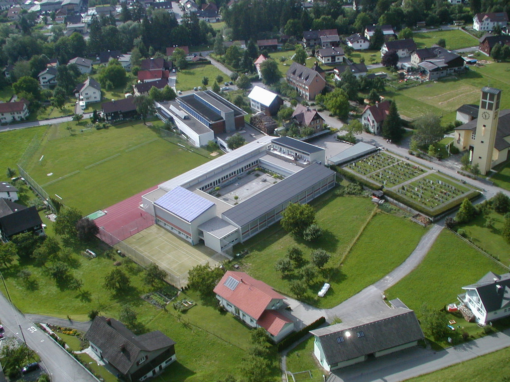 Schulhaus - Luftaufnahme.JPG