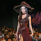 Farbenprächtige Gaultier-Show in Moskauer Bahnhof 