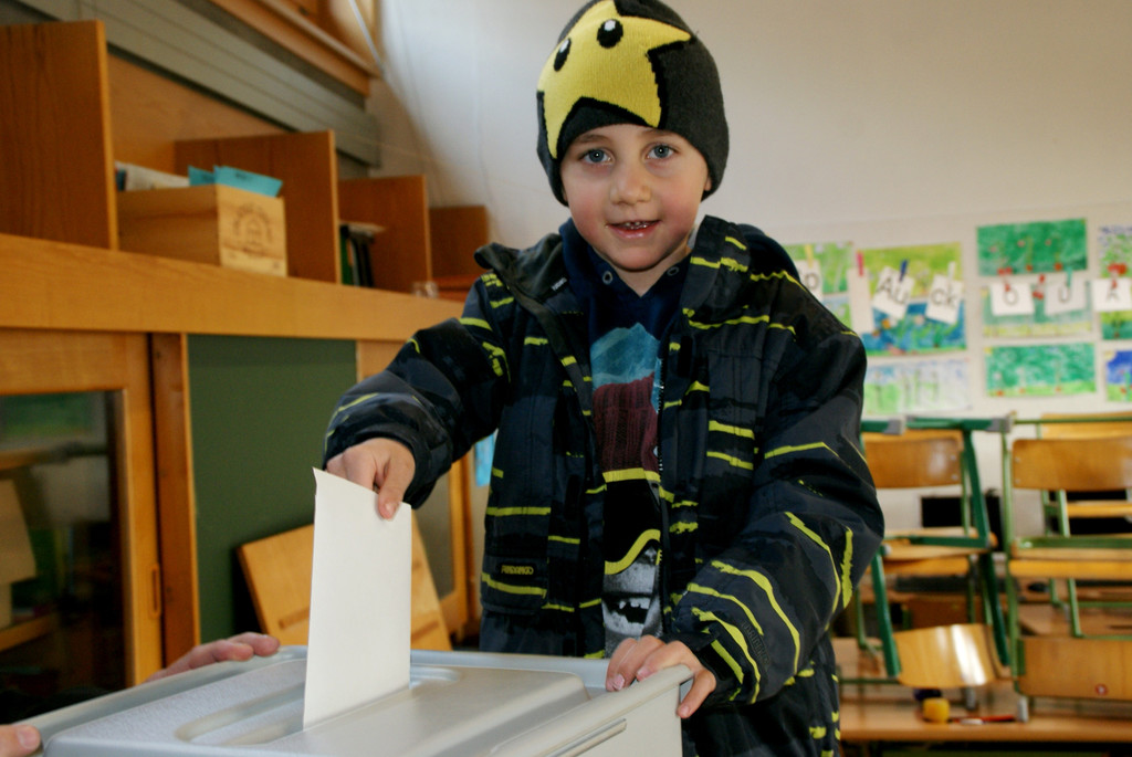 Kimi _6_ warf den Wahlzettel seiner Oma ein.JPG