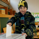 Kimi _6_ warf den Wahlzettel seiner Oma ein.JPG